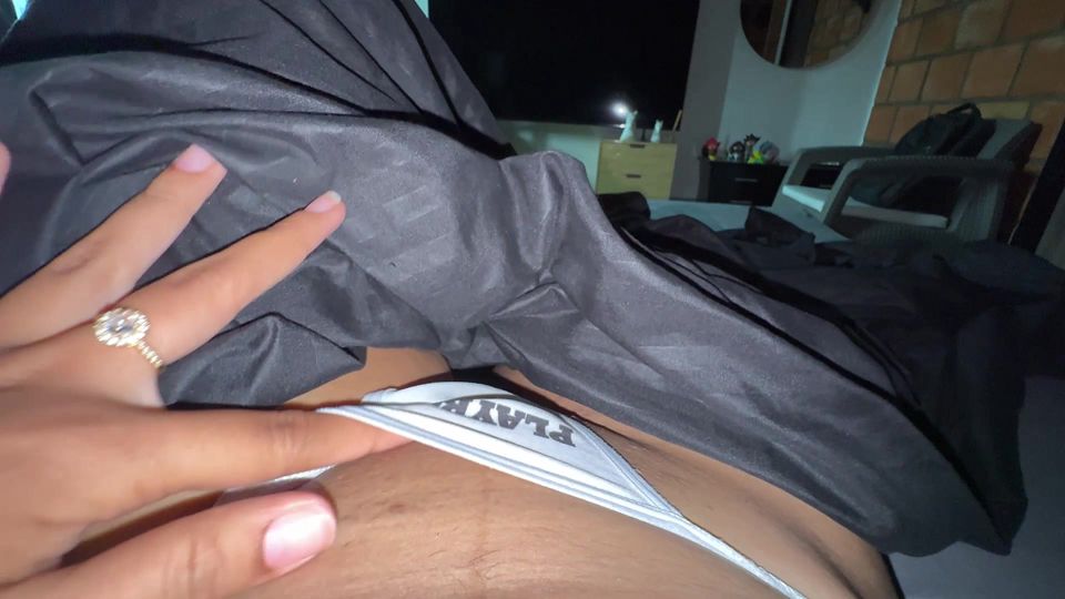 I have arrived from the graduation party very successful because my teacher was looking at me with desire, I got to masturbate I couldn't stand it