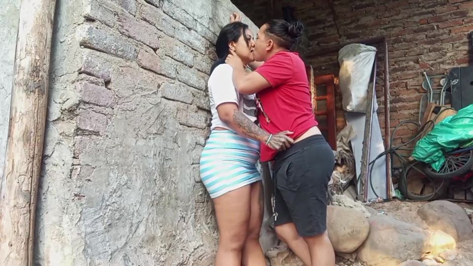 I meet my friend secretly to experience kissing and sucking between two girls