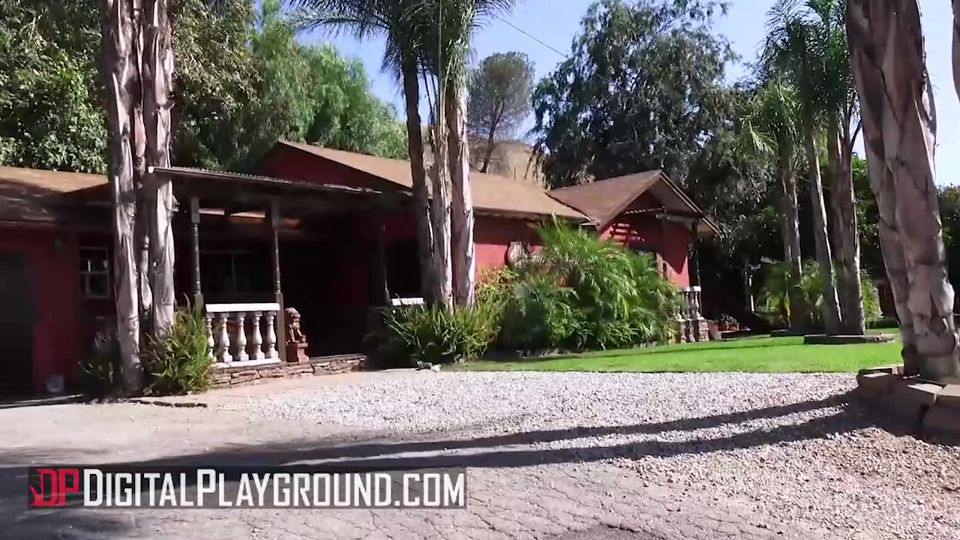 DIGITALPLAYGROUND - Yurizan Beltran Gives A New Neighbor A Very Flirty First Impression