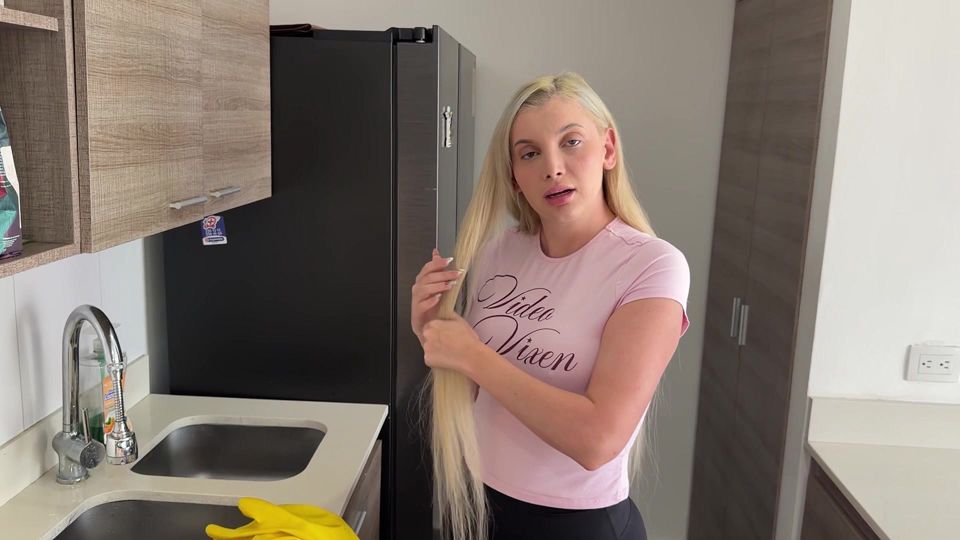 I fucked my shy latina maid when she was washing the dishes