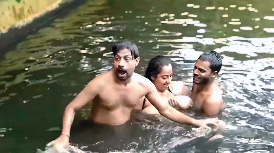 2 bhaiyo ne mil kar nadi ke bich me sauteli maa ko choda