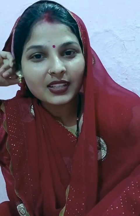 Komal had ordered a maxi dress and told the delivery boy, "I will wear it now, see the car, then I will pay."