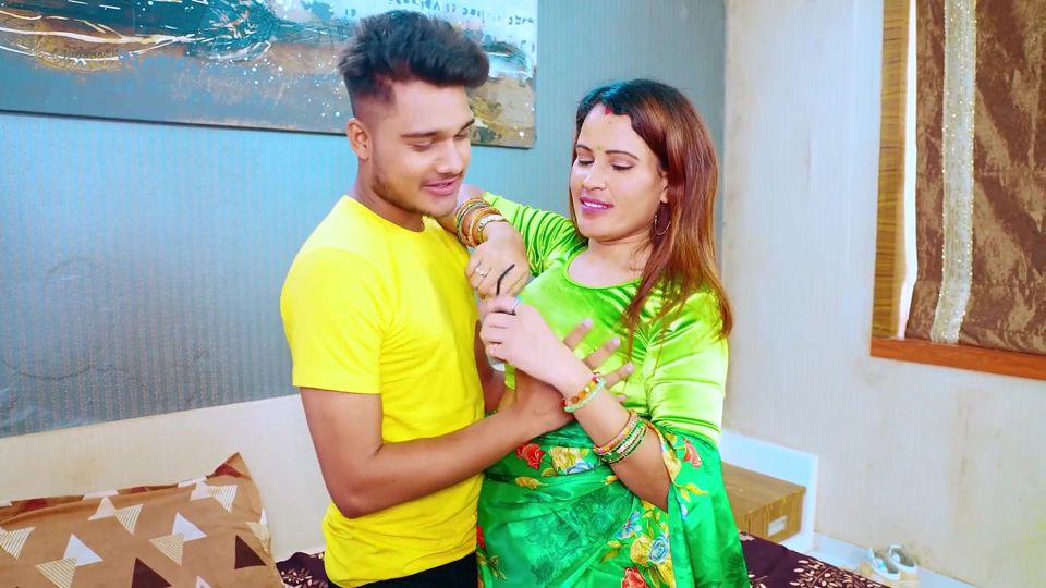 Super Hot Indian Bhabhi Playing with Her Milky Boobs