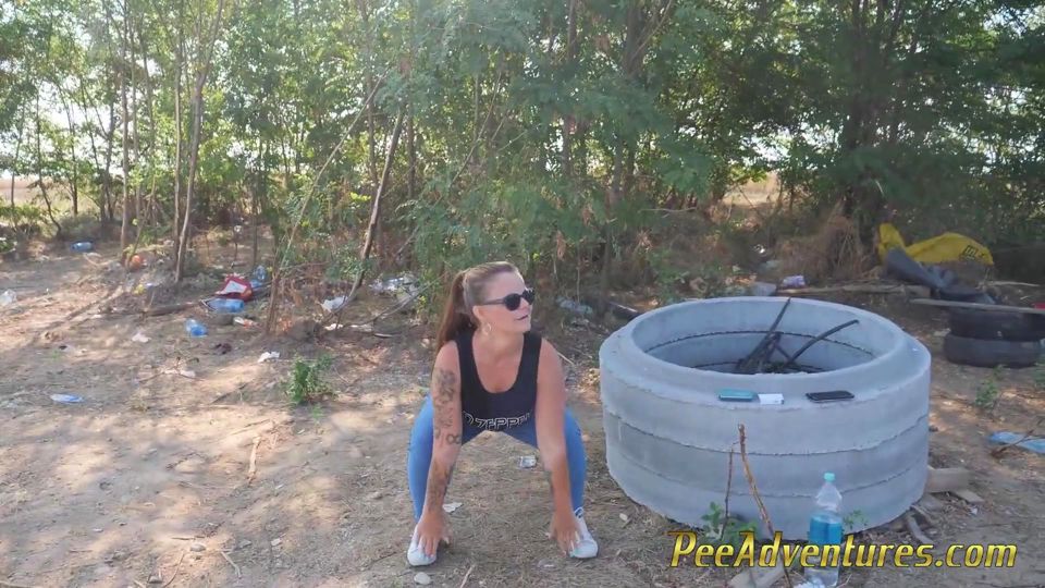 Pipi in her jeans while doing her fitness