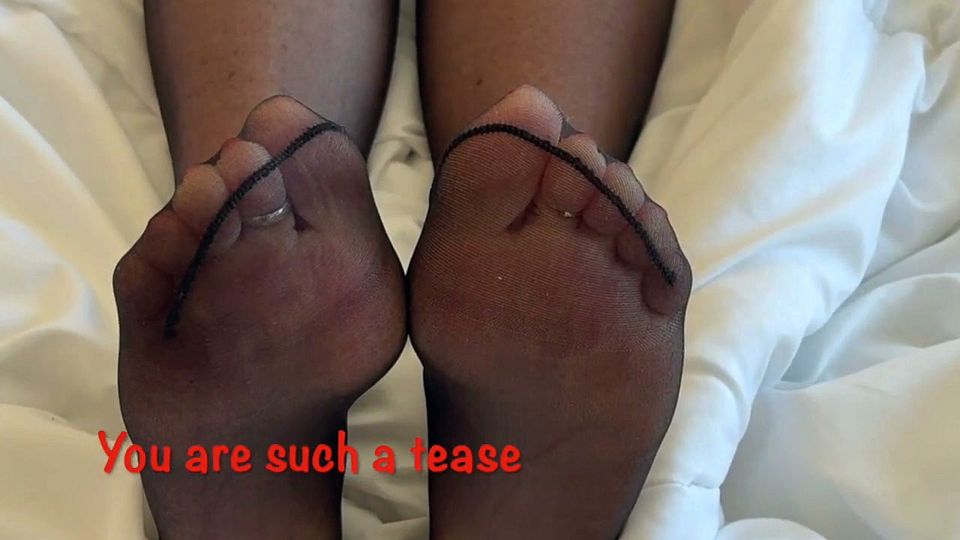 Mrs Mature Feet Teasing You All with Her Cute Toes 397