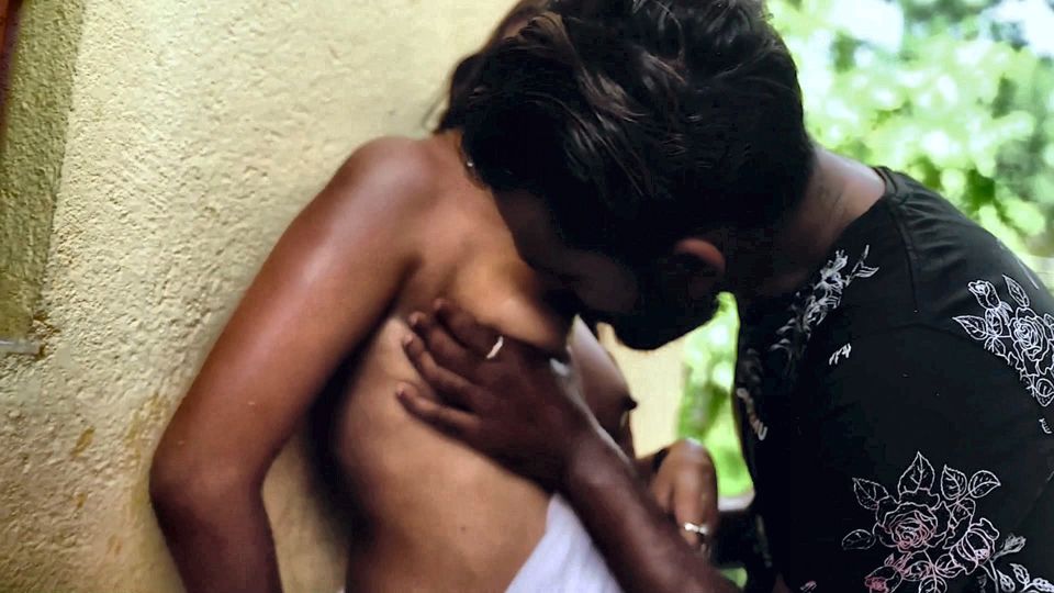 Bhabhi naha rhi thi, piche se devar aake chod diya