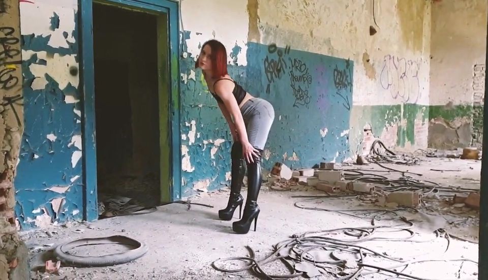 Boots, Jeans & Crushing Tease in an Abandoned Building