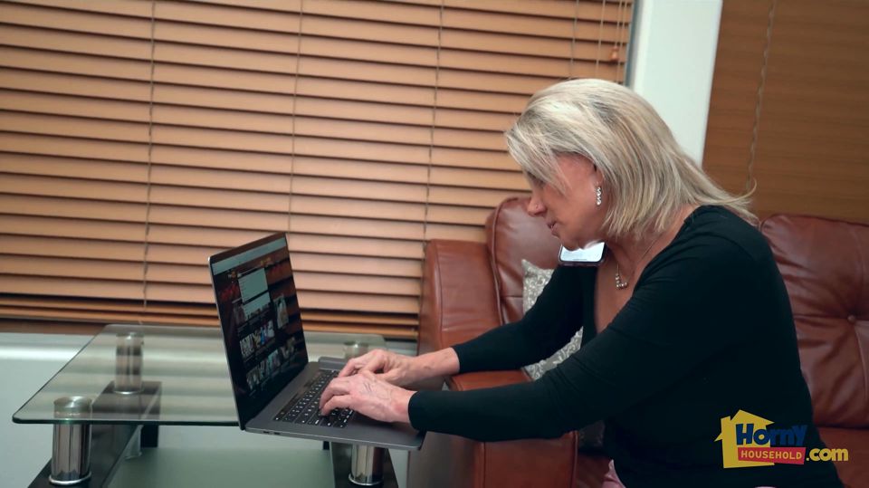 Sexy MILF Seduces Young It Guy