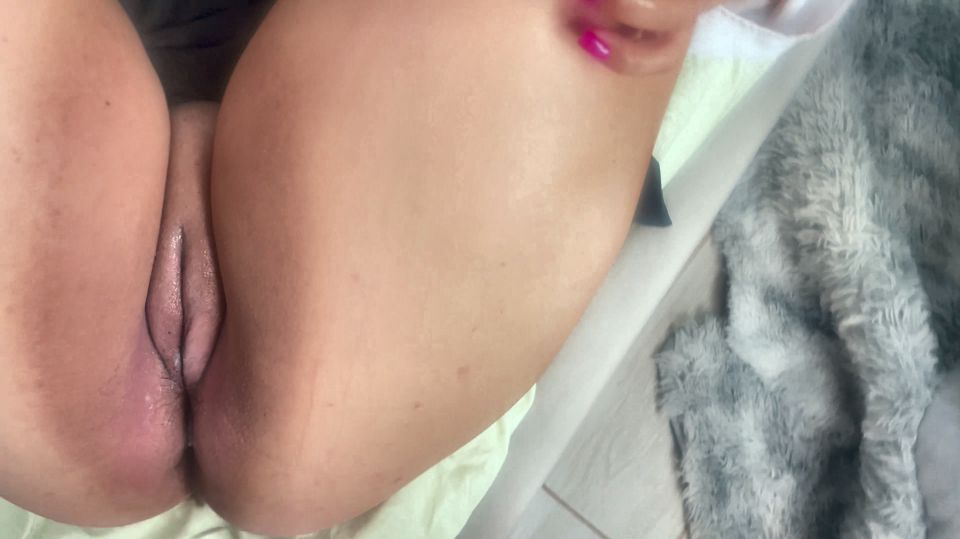 I found a dildo on an Arab woman and let her try a real dick