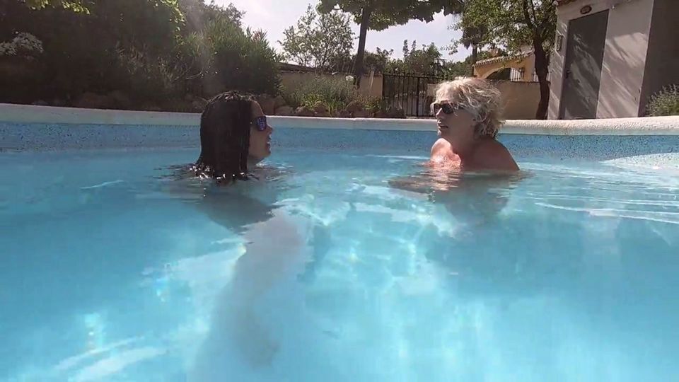 Camilla and Cheyenne Play with a double ended dildo in the pool