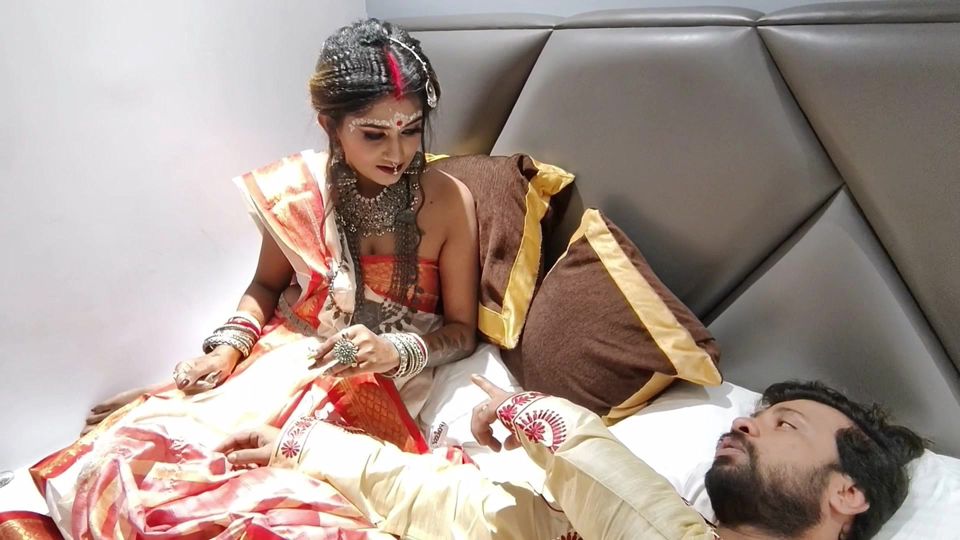 Akele me dekh kar Bhabhi ji jabbar ko dasti room me pel diya