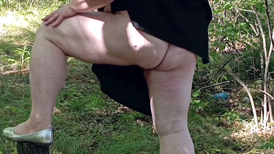 I Watch My Girlfriend Masturbate Her Pussy in the Park Before Squirting