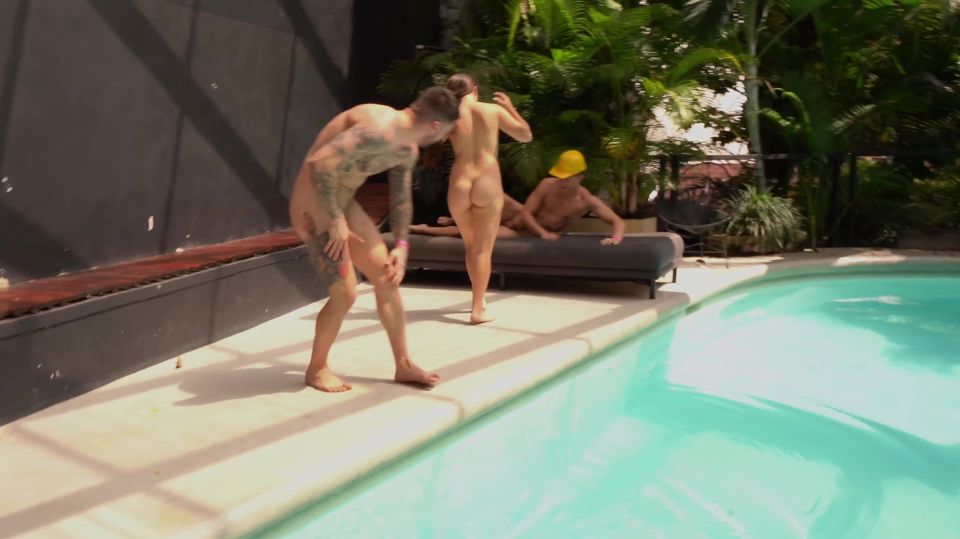 We Fix the Pool of a House and Fuck the Owner's Wife- Double Penetration Threesome Emaribeiro