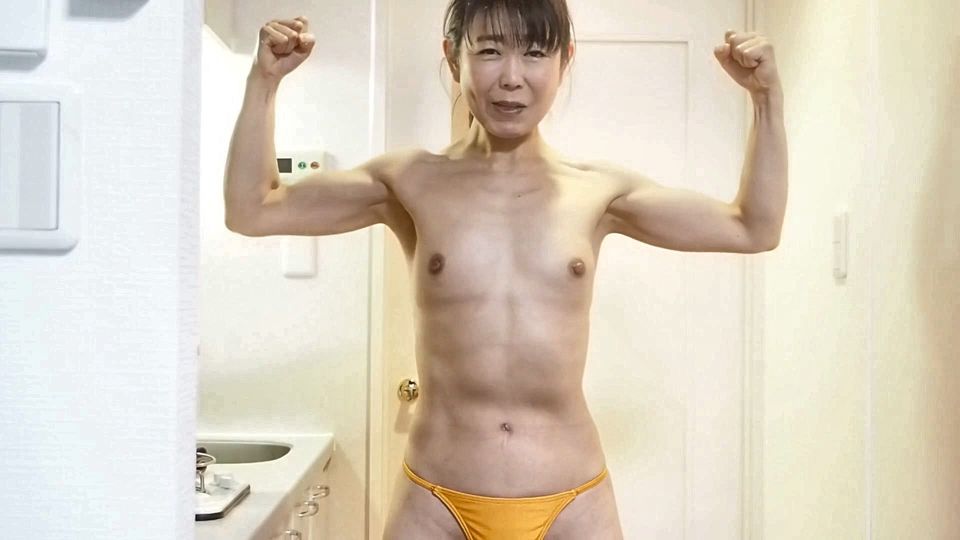 Muscular MILF shows off her naked body