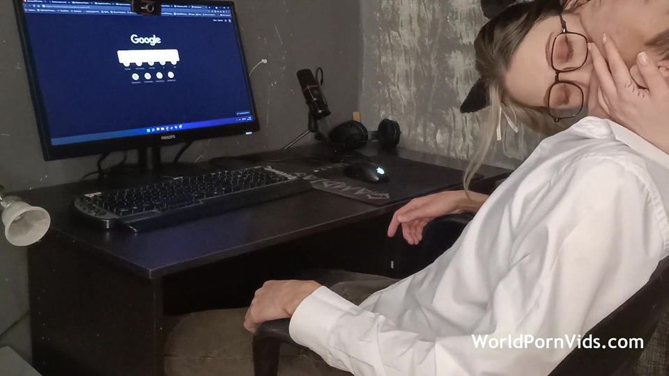 A Young Preggo Interrupts Her Hubby Working and Gives Him a Blowjob with a Happy Ending in Her Mouth