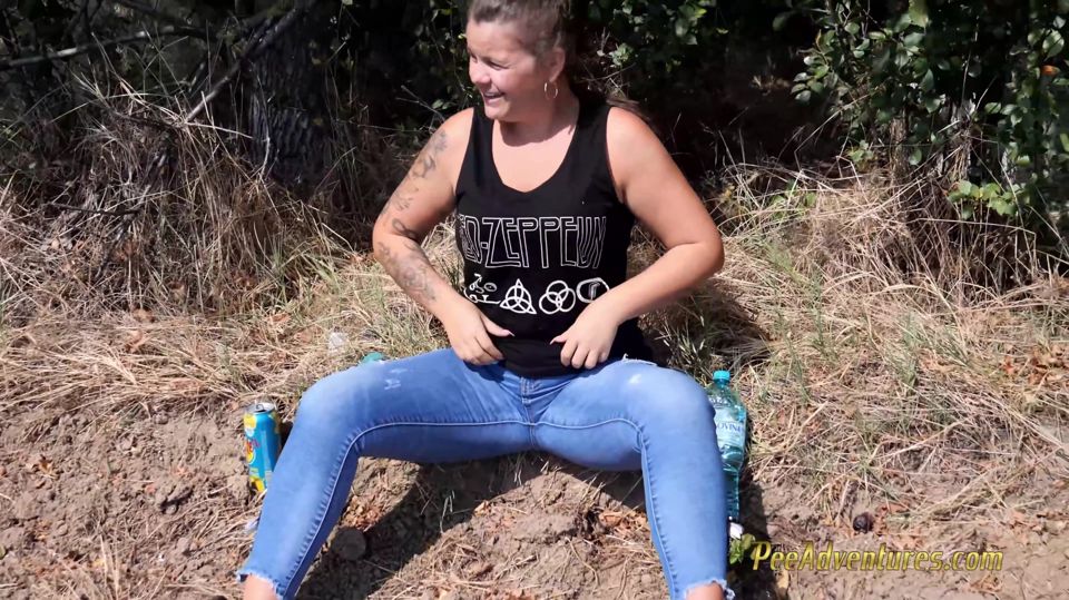 Pee in a field of corn - pissing herself while talking with her boyfriend on the phone
