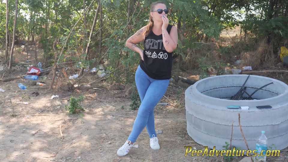 Chubby Tattoed Girl Desperate to Pee Wet Herself and Pipi in Her Jeans While Doing Her Fitness