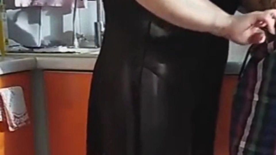 Fucked a fat woman in the kitchen doggy style and cum in her mouth, she ate the sperm