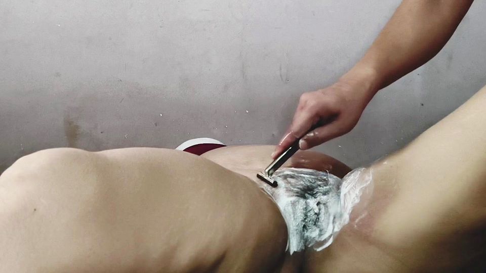 Maalkin ko naukrani ne boyfriend ke sath sex karte huye pakada