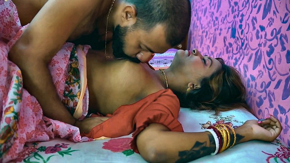 Desi bhabhi ko paise ki lalach me ghori bna kar pel diya