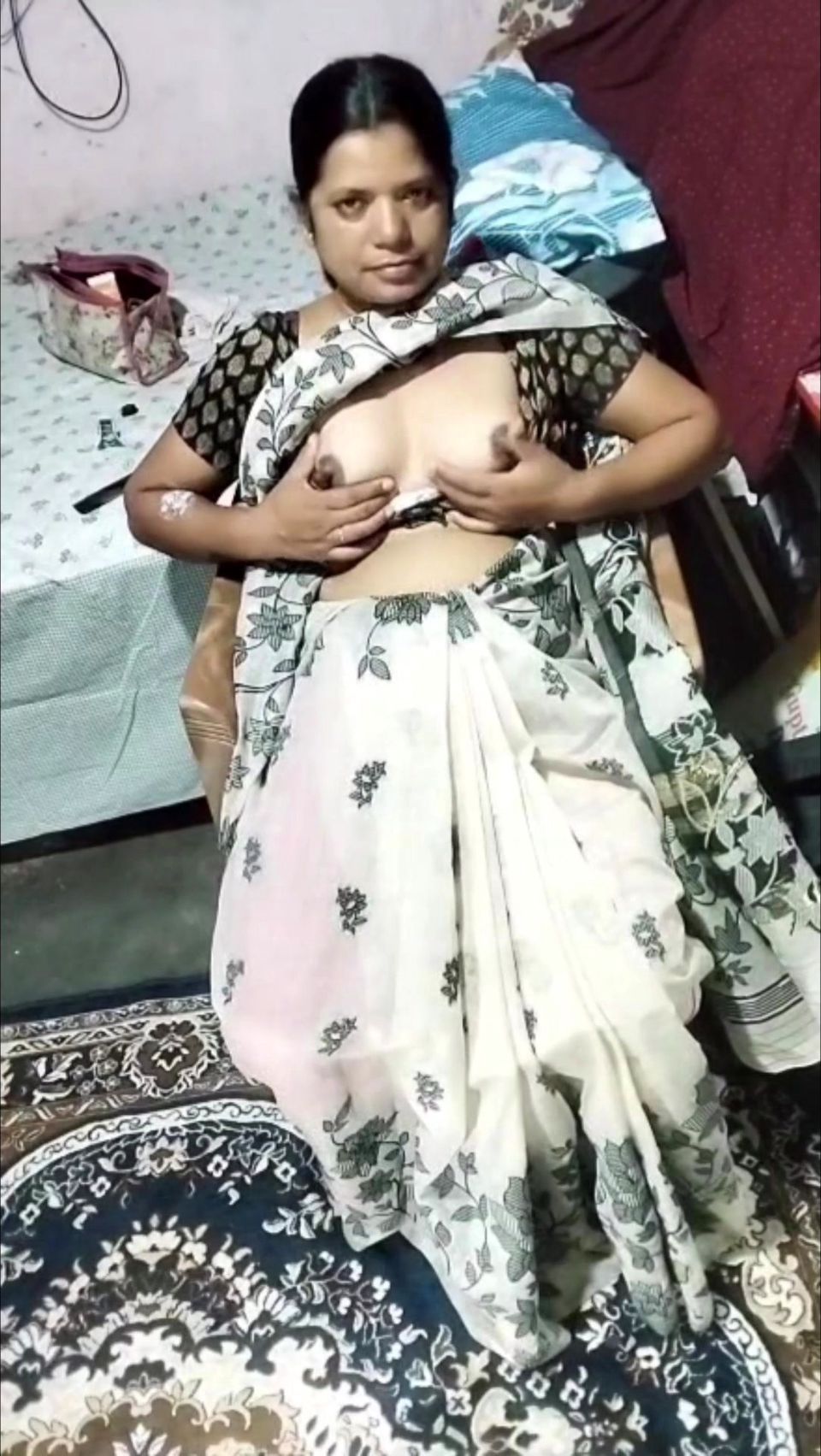 Desi lifting Sari to open pussy
