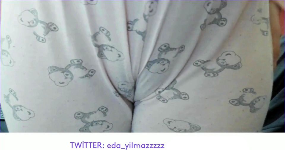 CAMELTOE- SWOLLEN PUSSY- RUBBING PUSSY WITH PAJAMA