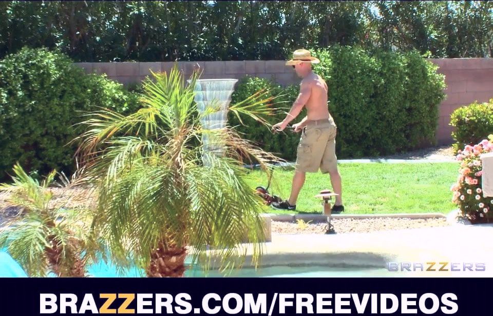 Brazzers - Blond bombshell Alexis Ford fucks her new poolboy