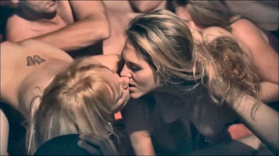 New couple gets introduced into a swingers orgy