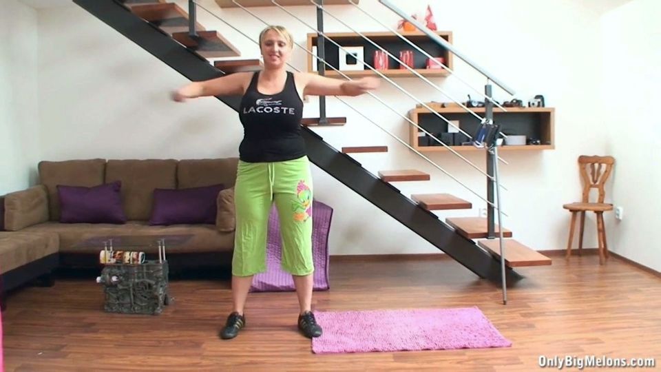 Lucy Rose Shows Keep Fit Routine