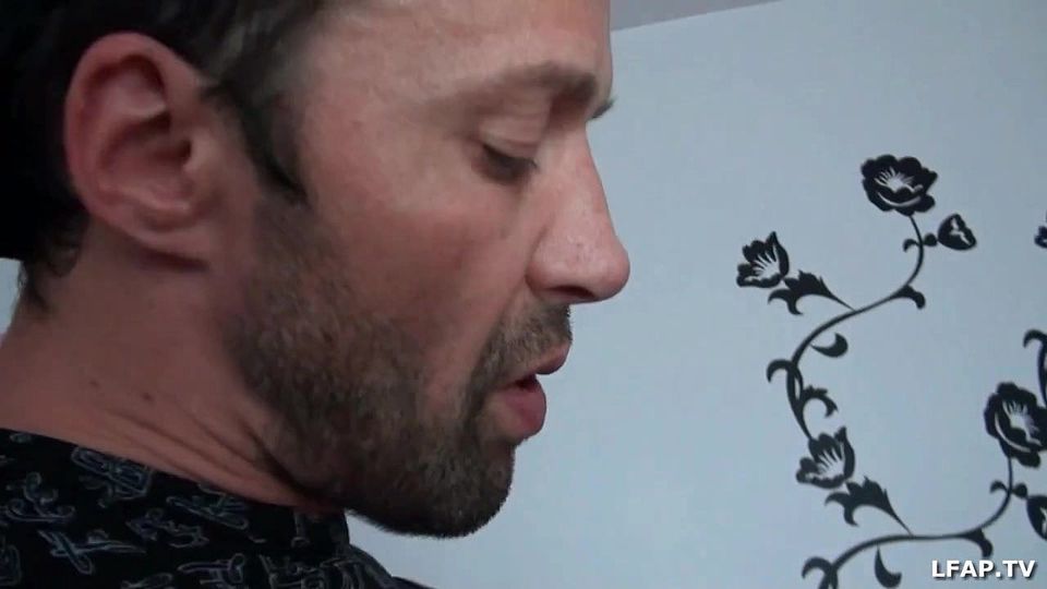Petite cochonne s enfile deux mecs avant le facial