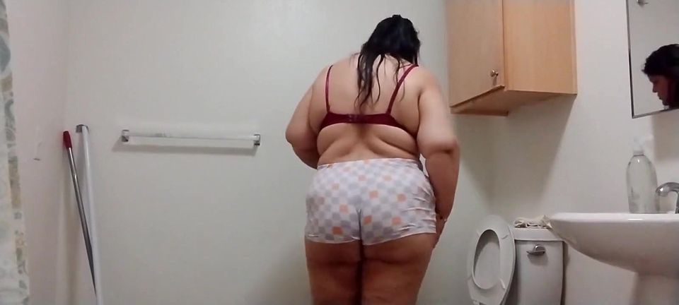 Watch Bridivine Shake That Ass While Cleaning