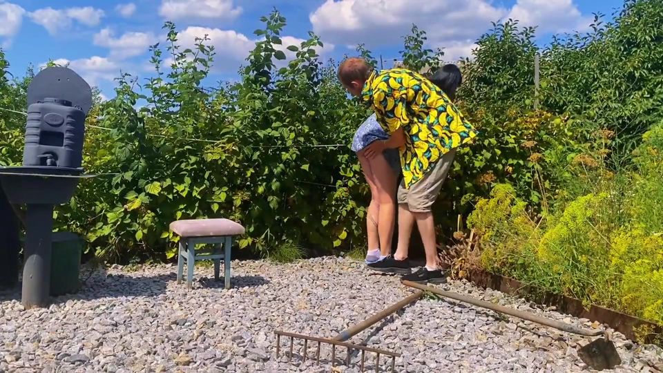Rough Outdoor Fuck in the Garden While Picking Berries