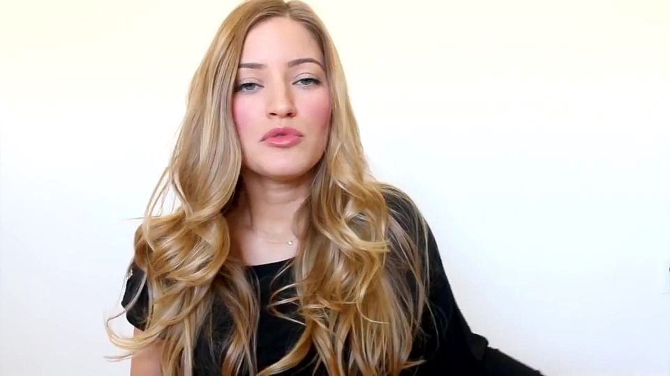 Justine Erazik (iJustine) twerking dance