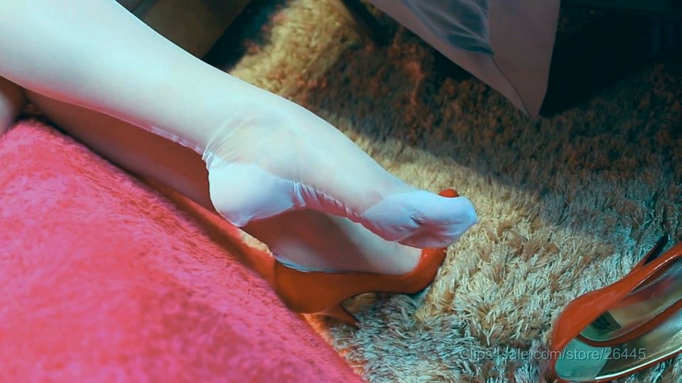 Mystery Dangling show in white fully fashioned nylons