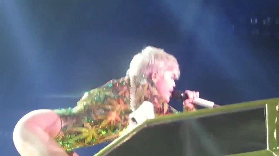 Miley Cyrus Bangerz Tour 2014 - ASS BOOTY slap