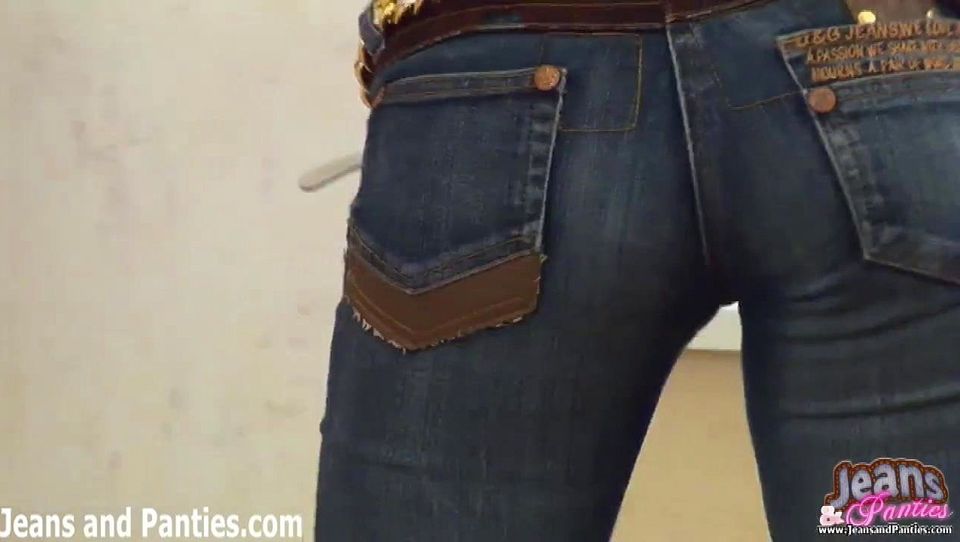 Carolina taking off her tight skinny jeans