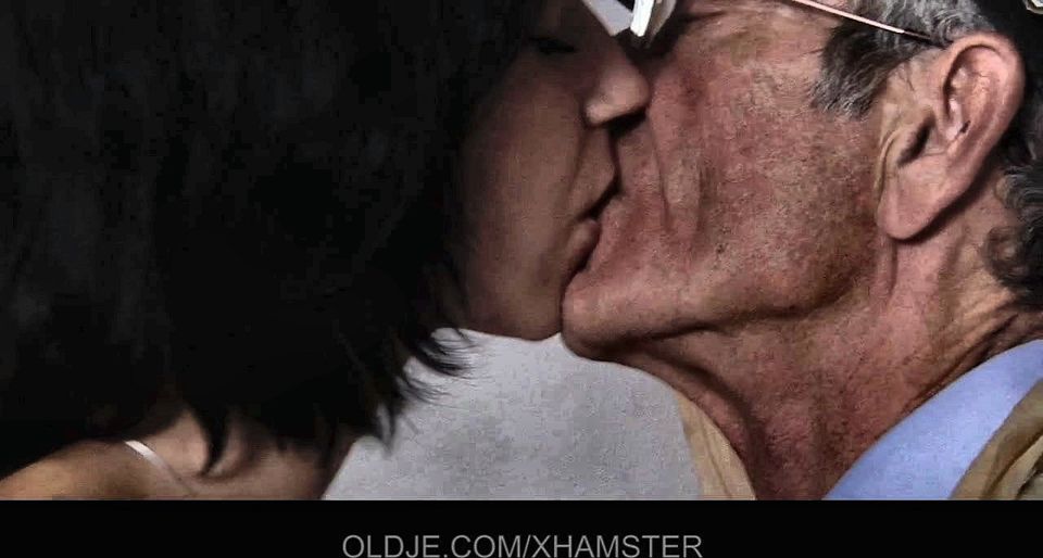 Wrinkled grandpa fucks a hussy teeny in ass and pussy