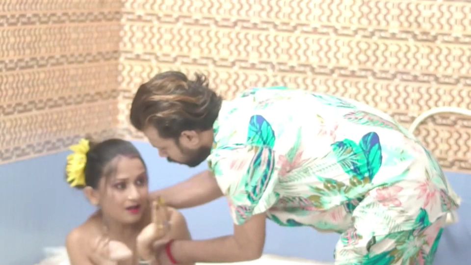 Bhabhi ke bathroom me ghus ke choda nahate wakt