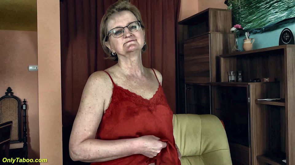 Nymphomaniac Mature Stretching Her Tight Anus