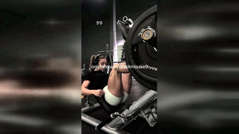 18-Year-Old Gym Girl Accidentally Flashes Tight Pussy During Live Stream