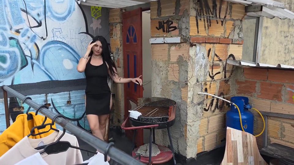 Alissa Laurex Gets Fucked by the Thief Who Was Going to Rob Her