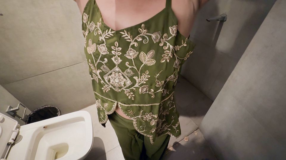 Ghar Ki Shadi Mein Cousin Behen Ko Bathroom Mein Le Jaa Ke Chudai Ki