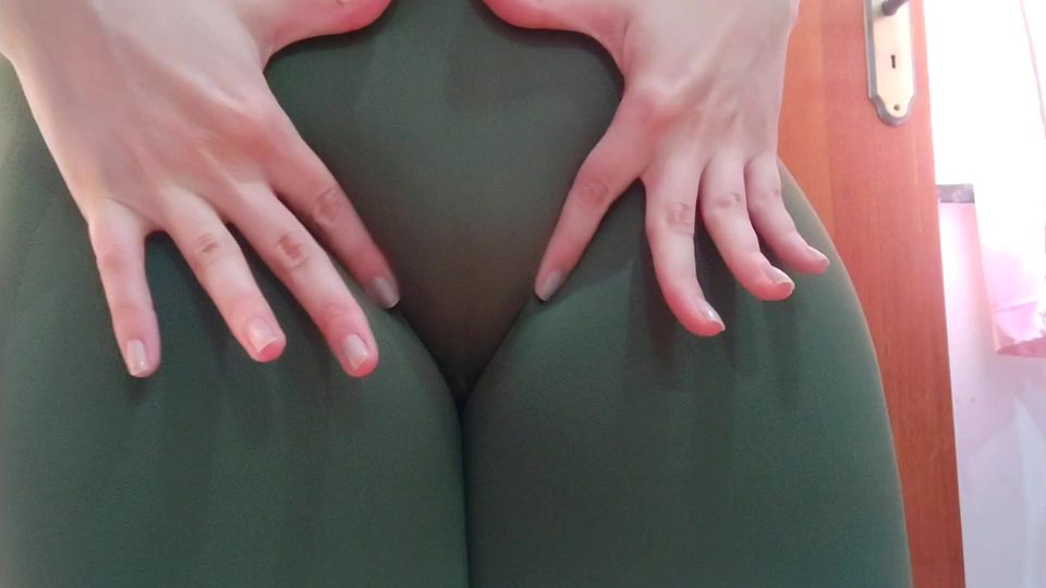 Hot wife in leggings with cameltoe