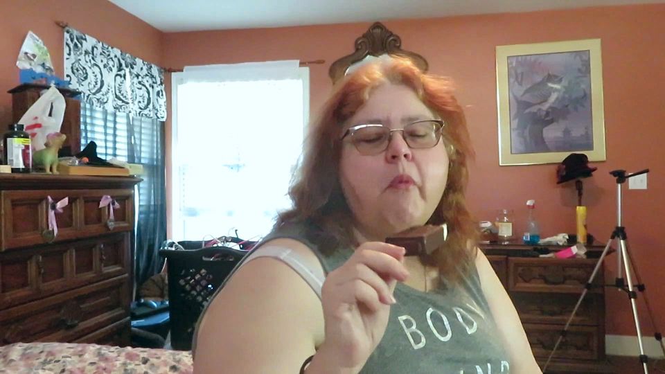 BBW nurse Vicki enjoys eatting a chocolate vanilla ice cream popsiscle