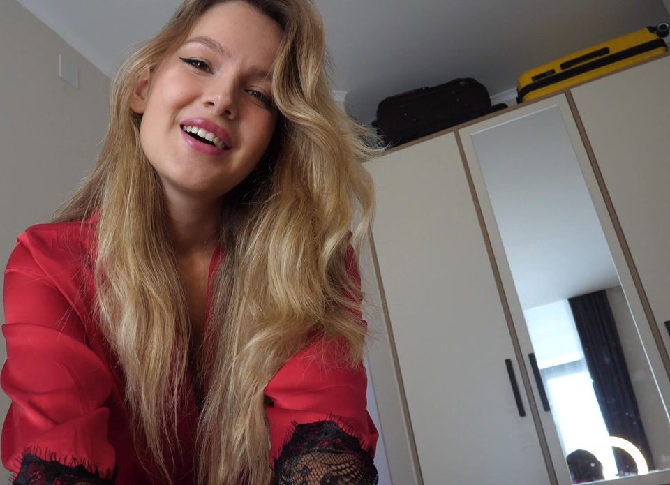 A Good Girl Knows How to Make a Good Morning. Virtual Sex