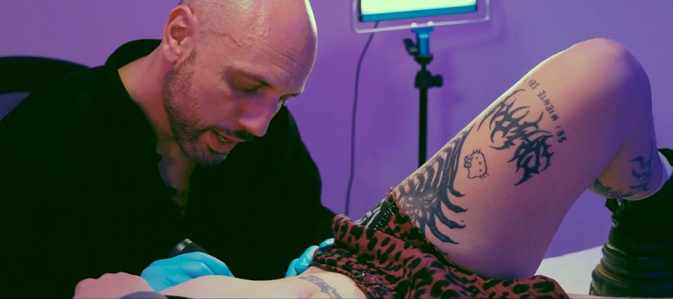 Tattoothreesome, She of Couple Cuckold Wants to Get Screwed by the Tattoo Artist