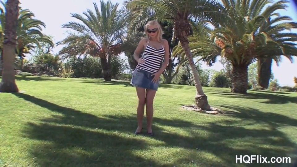 Karolina King Busty Outdoors