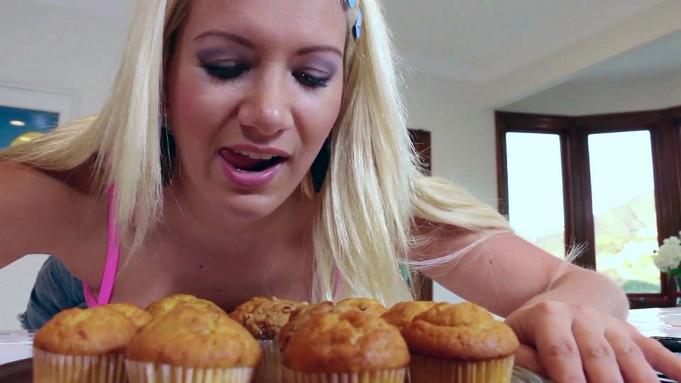 Hayden Marie and Layla Price, Food Fetish and Scissoring Lesbian Games