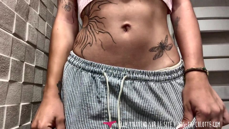 Vends-ta-culotte - Gorgeous French student exposes herself entirely and ends up completely naked in the shower