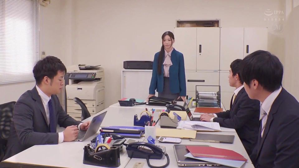 Female Boss Transforms Into a Kiss Addict, Forgetting Time and...ir Filled with Passionate Intimacy Until Morning. Chapter.2